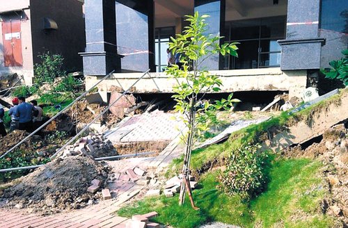 廣東珠海一小區(qū)路面下陷3米 回應(yīng)稱因軟土下沉 廣東珠海一小區(qū)路面下陷3米 回應(yīng)稱因軟土下沉