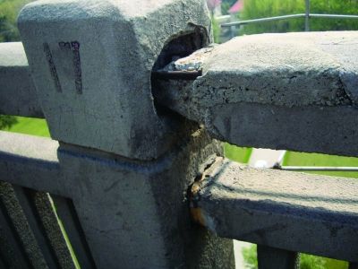 圖為大橋17號墩處橋面裂縫。梅建明 攝