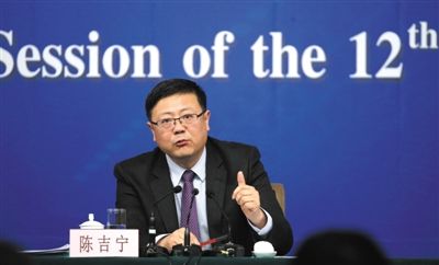 昨日，十二屆全國(guó)人大三次會(huì)議新聞中心，環(huán)保部部長(zhǎng)陳吉寧回答中外記者提問(wèn)。新京報(bào)記者 陳杰 攝