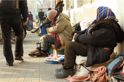 昨天，仍有流浪人員在路邊居留。本報(bào)記者譚青攝/視頻