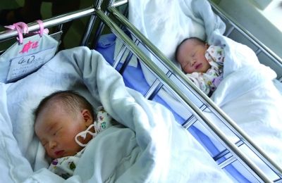 同一天出生的兩個(gè)寶寶，長的也很像。（左為男弟弟，右為女姐姐）