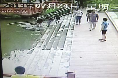 救人現(xiàn)場(chǎng)的視頻截圖。（監(jiān)控截圖）