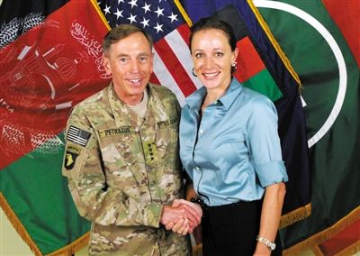 北約公布的一張彼得雷烏斯和布羅德韋爾握手的照片。