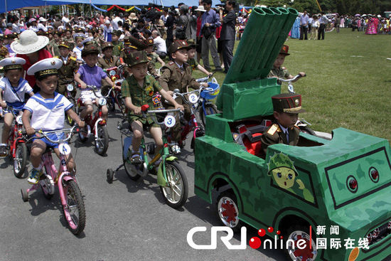 朝鮮兒童慶“六一” 向美國(guó)士兵形象靶子射箭(高清組圖) 朝鮮兒童慶“六一” 向美國(guó)士兵形象靶子射箭(高清組圖)
