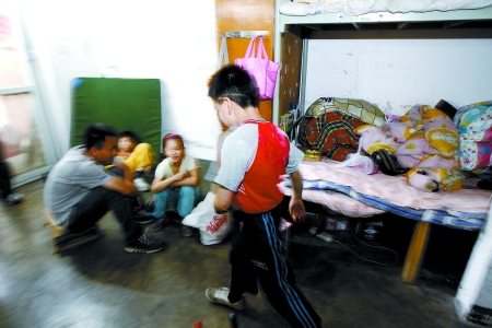 孩子們住在這里，沒有上學(xué)，大部分時間是練功，出去表演