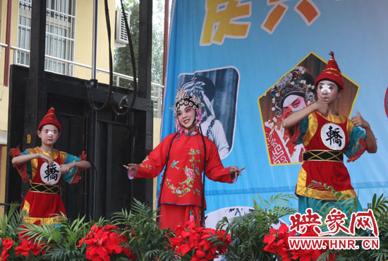 懷山藝術(shù)培訓中心的同學們表演豫劇《抬花轎》