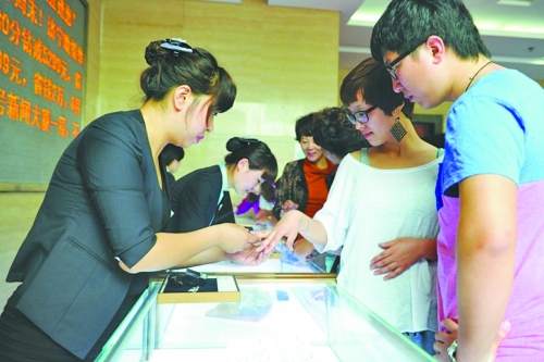 在北上廣等一線城市，鉆戒價格與國際接軌，價格不高，引發(fā)市民搶購潮。