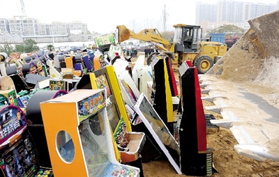 昨日16時(shí)，在鄭州市公安局治安支隊(duì)院內(nèi)，省會警方集中銷毀了“雷霆”行動中查獲的賭博機(jī)等涉賭物品