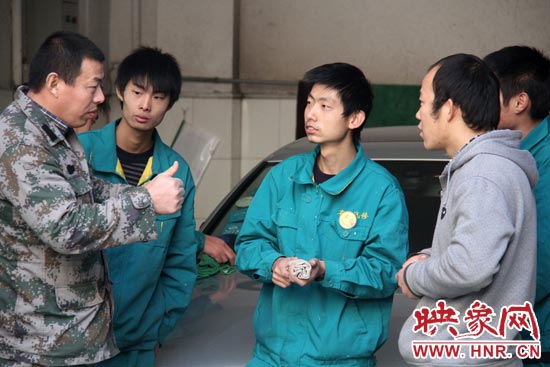 楊冠軍（左）在和兄弟們交流時(shí)，多數(shù)都是用手語(yǔ)