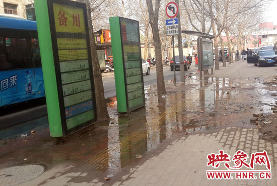 公交車站處臭氣沖天污水橫流，行人幾乎無法在此等車