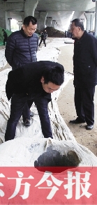 出事后，窨井僅被蓋上了一層布