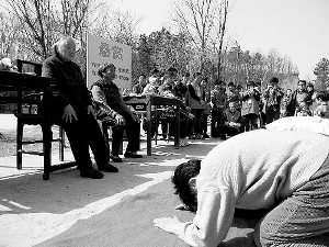 風(fēng)景區(qū)立“懸賞牌”:給父母磕頭全家免門(mén)票 風(fēng)景區(qū)立“懸賞牌”:給父母磕頭全家免門(mén)票