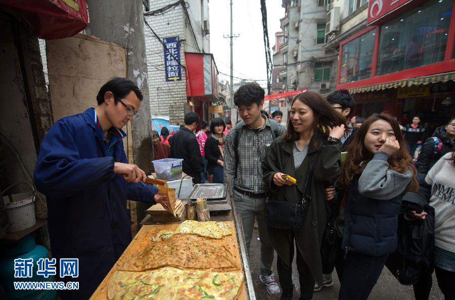 （晚報(bào)）（3）創(chuàng)業(yè)賣(mài)燒餅的大學(xué)生