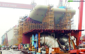 航母前部甲板在安裝。