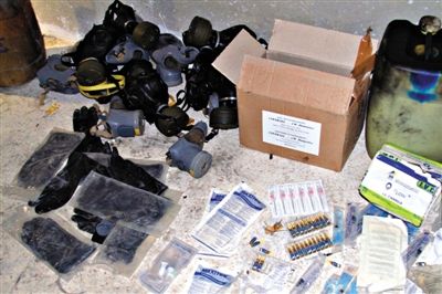 24日，敘利亞政府對(duì)外展示在大馬士革朱巴爾區(qū)破獲的反對(duì)派軍火庫(kù)中的化學(xué)制劑。新華社發(fā)