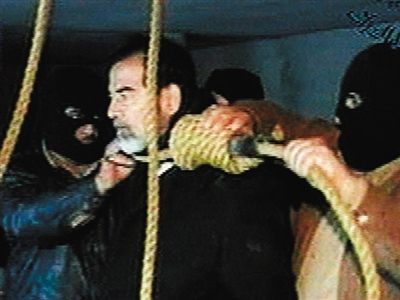 警衛(wèi)給薩達(dá)姆套上絞刑工具。