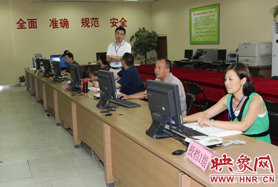 今年我省高招錄取工作正在平穩(wěn)正常開展，圖為投檔組工作人員。