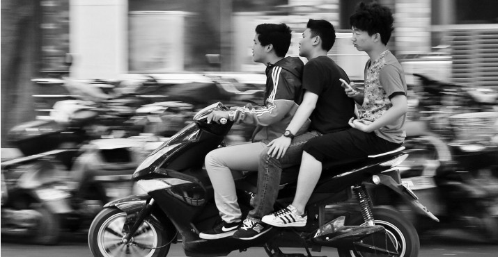 昨日，鄭州經(jīng)五路與豐產(chǎn)路交叉口電動車超載