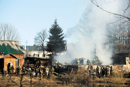 4月26日，俄羅斯救援人員在莫斯科州德米特羅夫區(qū)拉緬斯基村發(fā)生火災(zāi)的精神病院滅火。　　IC供圖