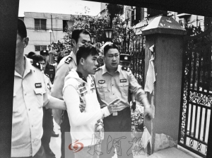 吳強(qiáng)指認(rèn)現(xiàn)場(翻拍),他是高胖雇用的殺手之一。