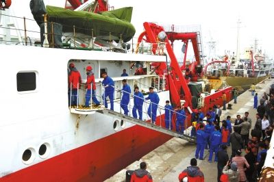  4月8日，“科學號”科學考察船從青島市中苑碼頭啟航，赴沖繩海槽區(qū)域進行科學考察。圖/CFP