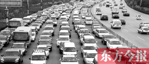 21日，鄭州市中州大道，大量擁堵的汽車將寬寬的道路變成“停車場”