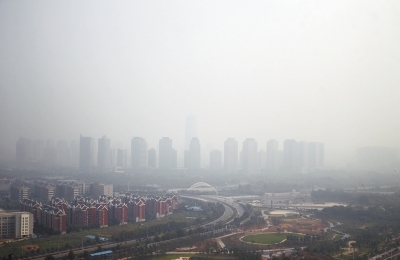 玉米秸稈煙淹了“大玉米”10月7日，霧霾籠罩下的鄭東新區(qū)CBD。