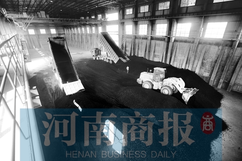 大量煤炭運(yùn)往南區(qū)供熱站，為今冬供暖做準(zhǔn)備 河南商報(bào)記者 鄧萬(wàn)里/攝