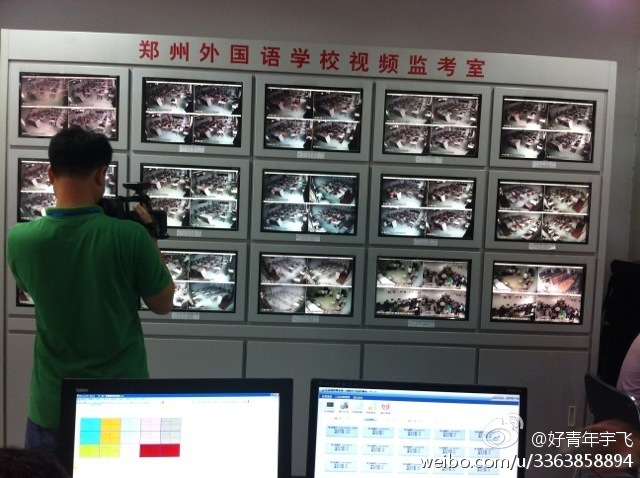 在鄭州外國(guó)語(yǔ)中學(xué)監(jiān)控室，映象網(wǎng)記者看到，各考點(diǎn)秩序井然。