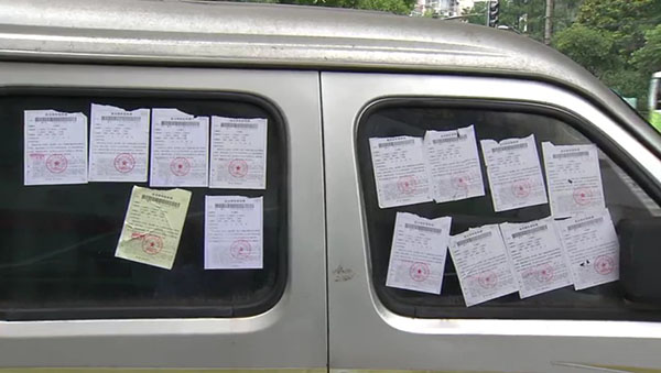 面包車上滿滿貼了14張罰單。