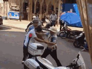 嫌疑男子涉嫌無證駕駛摩托車，且車輛違規(guī)加裝遮陽傘并在行駛時不戴安全頭盔，辱罵毆打執(zhí)法交警。 本文圖片均來自 廣西梧州在線警務(wù)