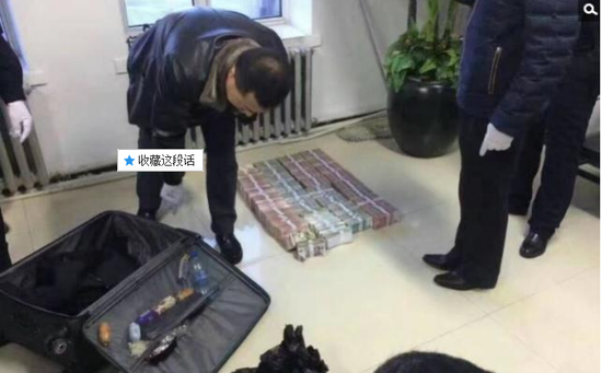 京華時(shí)報(bào)訊昨天凌晨1點(diǎn)左右，黑龍江省密山市一銀行金庫發(fā)生搶劫案。一名身穿迷彩服男子準(zhǔn)備劫取現(xiàn)金時(shí)被發(fā)現(xiàn)，致一名金庫值守人員死亡，隨后棄款而逃。目前，該男子尚未歸案，案件正在全力偵辦中。