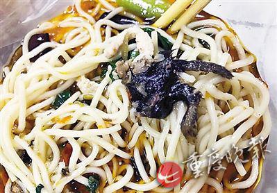 照片顯示，酸菜肉絲面有疑似老鼠腿物體。(圖片來(lái)自網(wǎng)絡(luò))