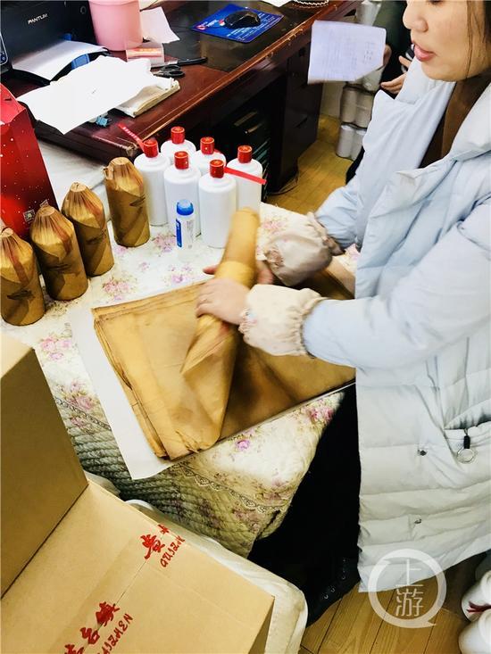 正在對白酒進行包裝處理的經營戶。