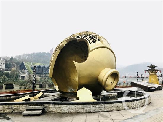 △茅臺鎮(zhèn)1915廣場著名的“壇碎”雕塑。