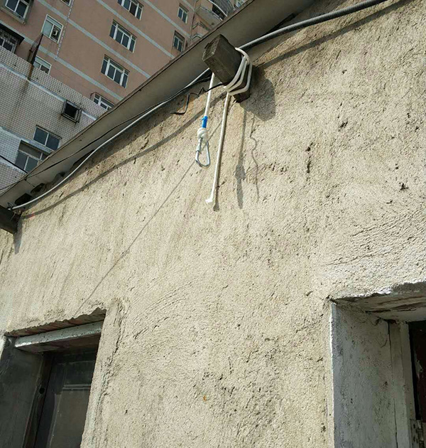 懸掛的登山繩子和房梁。