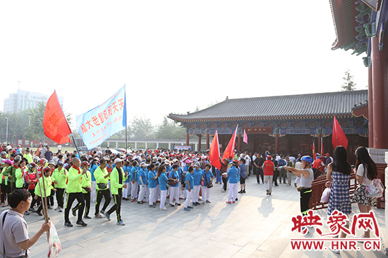 健康走活動(dòng)吸引了大量的參賽者 健康走活動(dòng)吸引了大量的參賽者