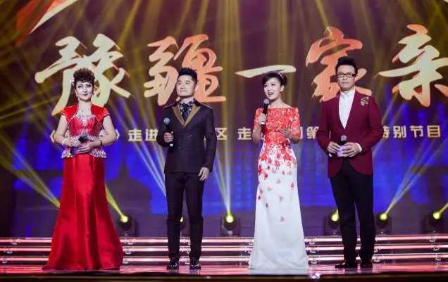 主持人：白燕升、龐曉戈、關(guān)楓、熱娜·古麗（從右到左）