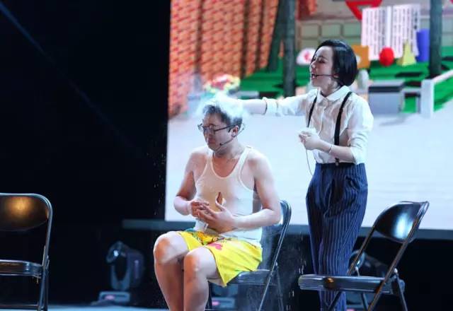 隨后一秒鐘，畫風(fēng)突變，楊奕遭夢茹慘虐！