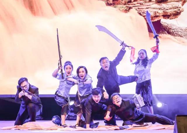 作為本場晚會的最后一個節(jié)目，《黃河大合唱》刷新你完全不一樣的體驗。