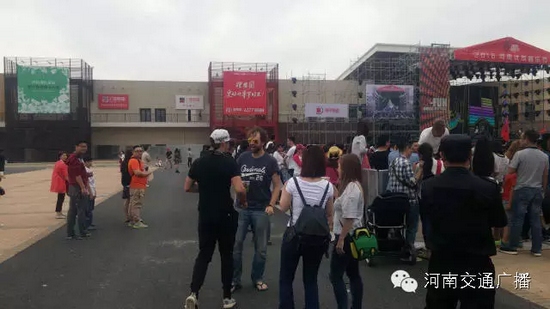 哇塞，現(xiàn)場還有外國友人~