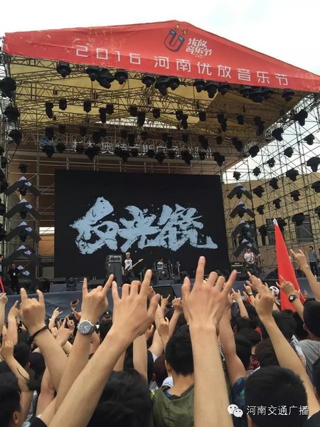 這么多朋友！默契的舉著一個手勢！