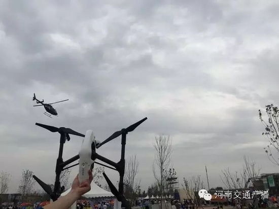 你以為音樂節(jié)只有音樂嗎？交廣號和無人機(jī)也在哦，看見它就揮揮手吧！