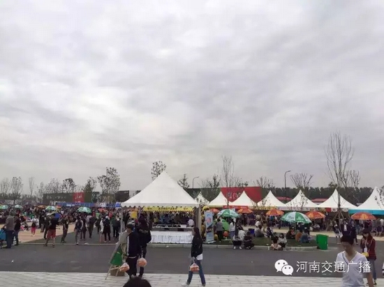 雖然天空已經(jīng)烏云密布，但大家的熱情絲毫不減！