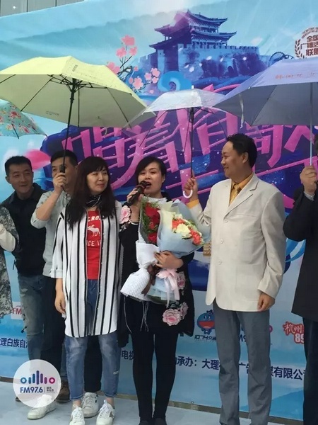 海波瞞著妻子，請來妻子的家人，耿梅驚喜感動，喜極而泣~