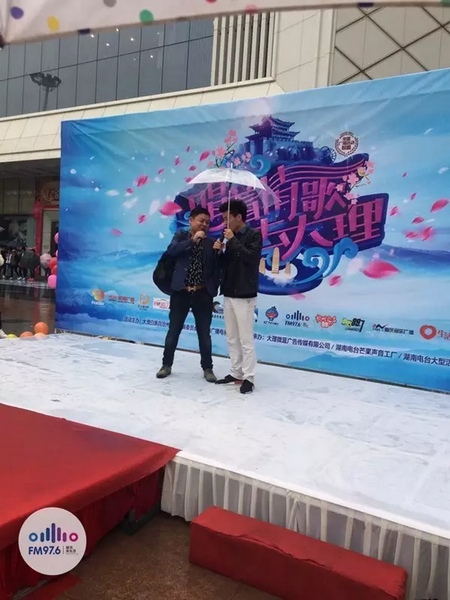 這位男士向遠(yuǎn)在家鄉(xiāng)的妻子隔空表白，勇氣真是大大的，您對妻子的愛，已經(jīng)超越萬水千山。