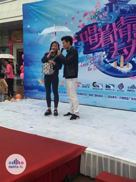 這是一位在校大學(xué)校，暗暗的喜歡純純的愛。