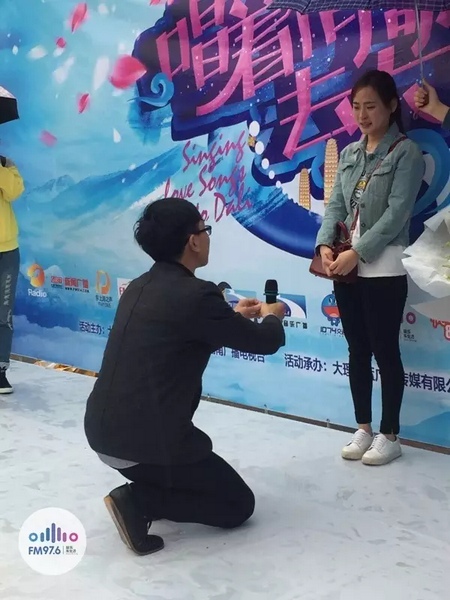 蘇世龍手捧戒指，單膝跪地向夢夢求婚，夢夢激動的說不出話來，點頭答應(yīng)~