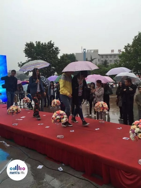 　　好友從屏幕后面走出來，他們特意從陜西、平頂山趕來為兩人送出祝福。