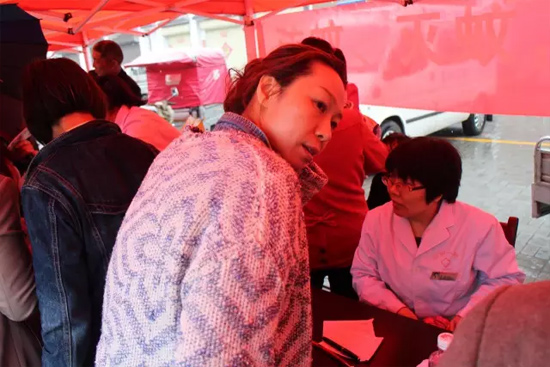 了解到有老人看病不方便，河南電臺1074綠色頻道活動小組欒老師將醫(yī)生請到老人身邊，親自為她診斷。